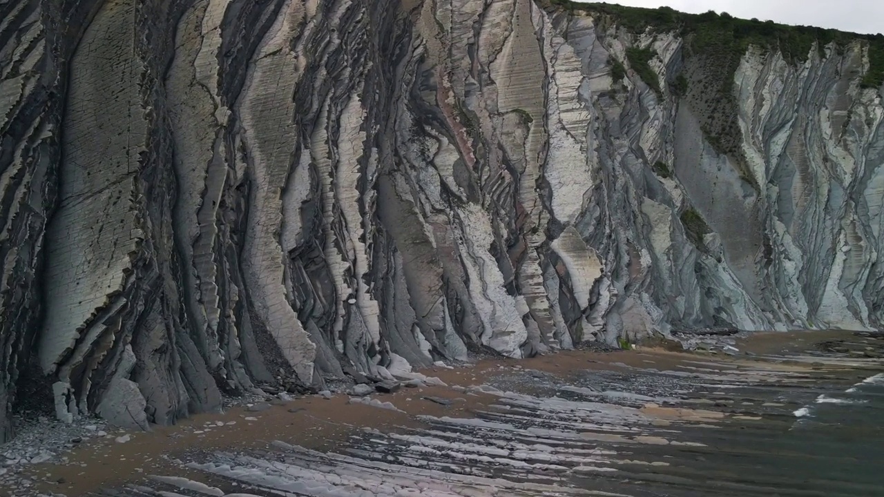 西班牙巴斯克县，海浪撞击着锯齿状的岩石Playa de Sakoneta视频素材