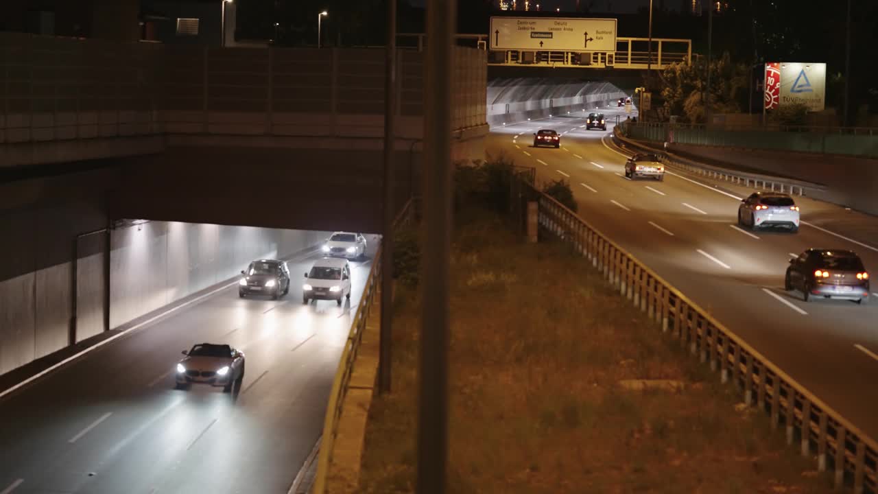 夜晚，德国科隆的高速公路上行驶着汽车视频素材