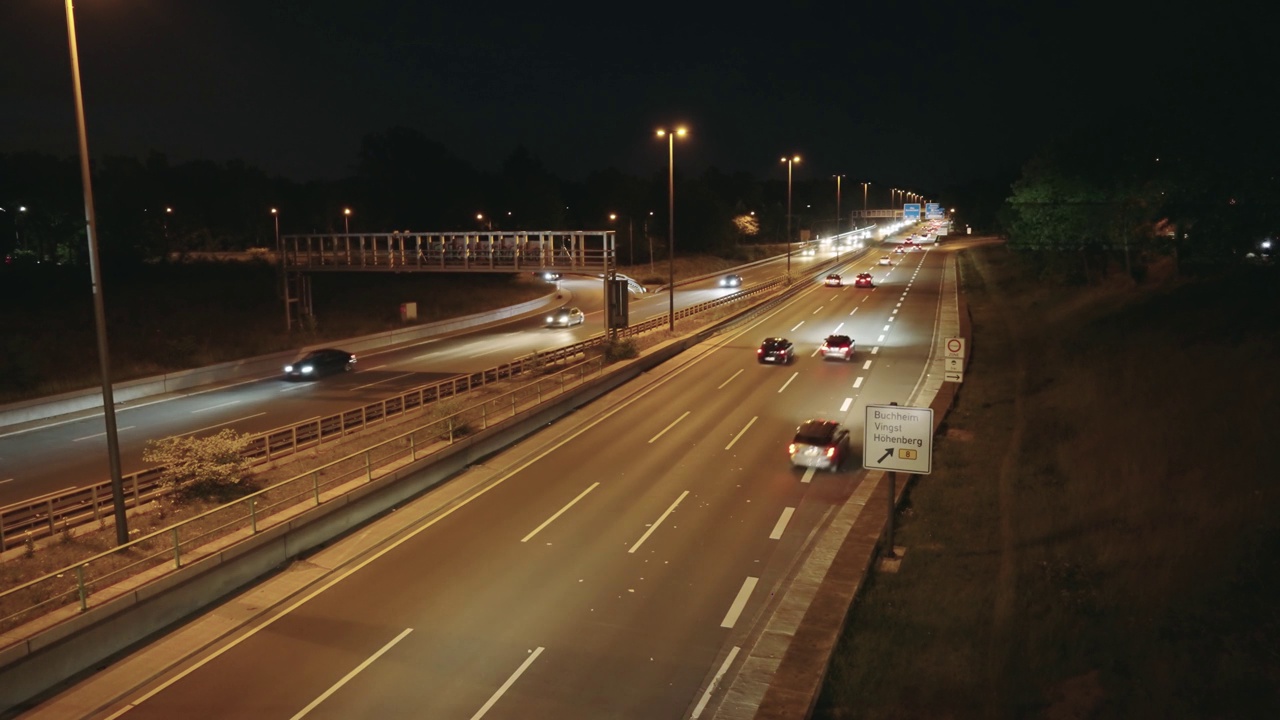 夜晚，在德国科隆繁忙的高速公路上，一群车辆疾驰而过视频素材