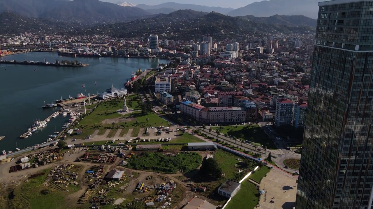 巴统，黑海和山脉的壮丽景色，城市景观，格鲁吉亚，4k视频素材