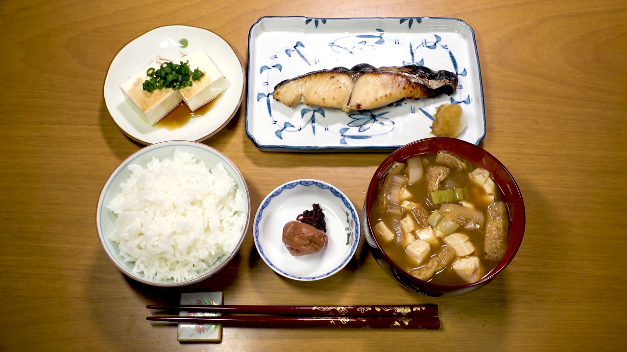 日本料理:标准的流行套餐。米饭，味噌汤，烤味噌鱼(黑鱼或黑鳕鱼)。视频素材