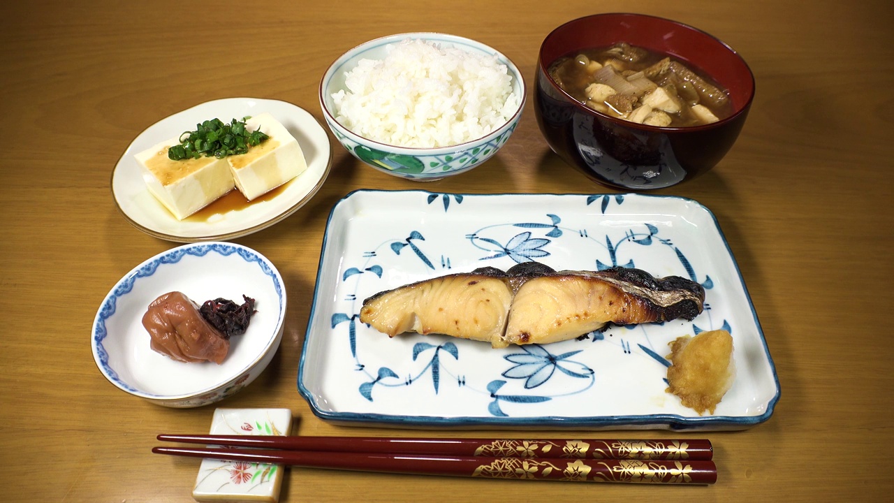 日本料理:标准的流行套餐。米饭，味噌汤，烤味噌鱼(黑鱼或黑鳕鱼)。视频素材