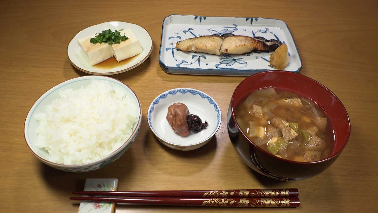 日本料理:标准的流行套餐。米饭，味噌汤，烤味噌鱼(黑鱼或黑鳕鱼)。视频素材