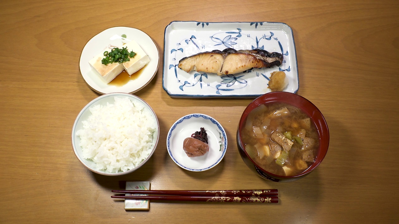 日本料理:标准的流行套餐。米饭，味噌汤，烤味噌鱼(黑鱼或黑鳕鱼)。视频素材