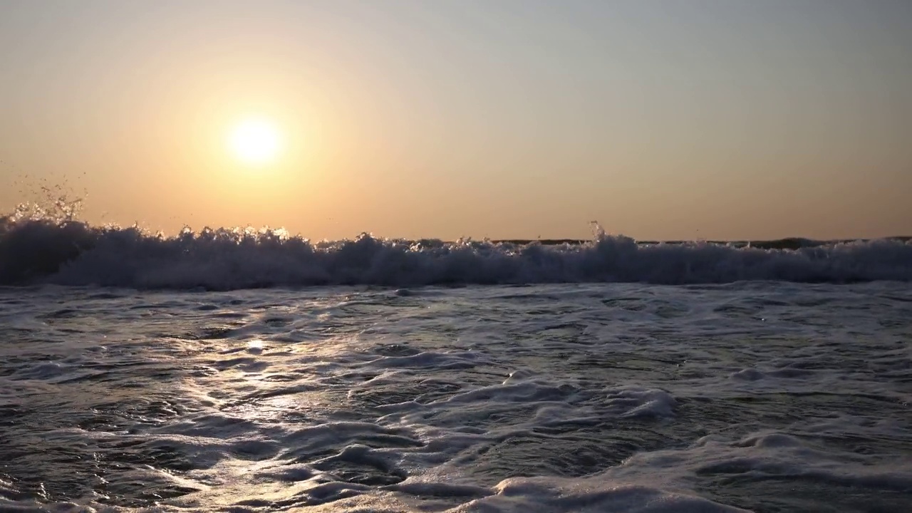 日落的场景，海浪与太阳盘视频素材