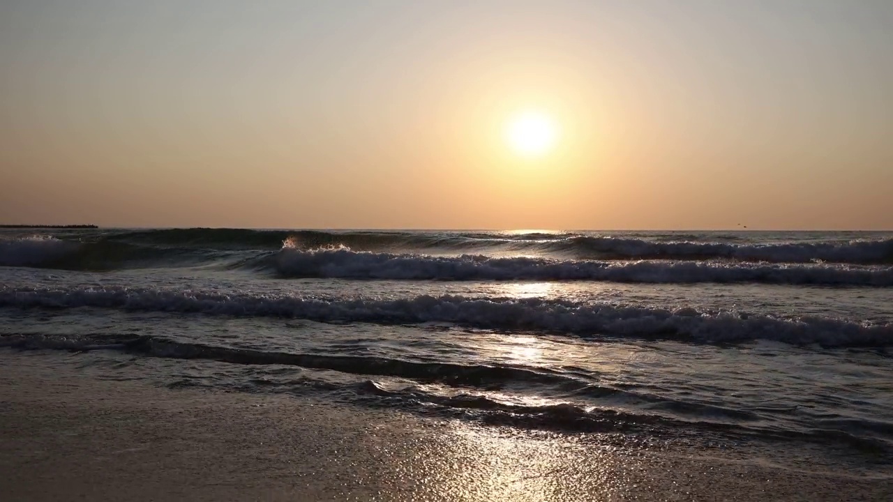 美丽的日落从海滩与海浪视频素材