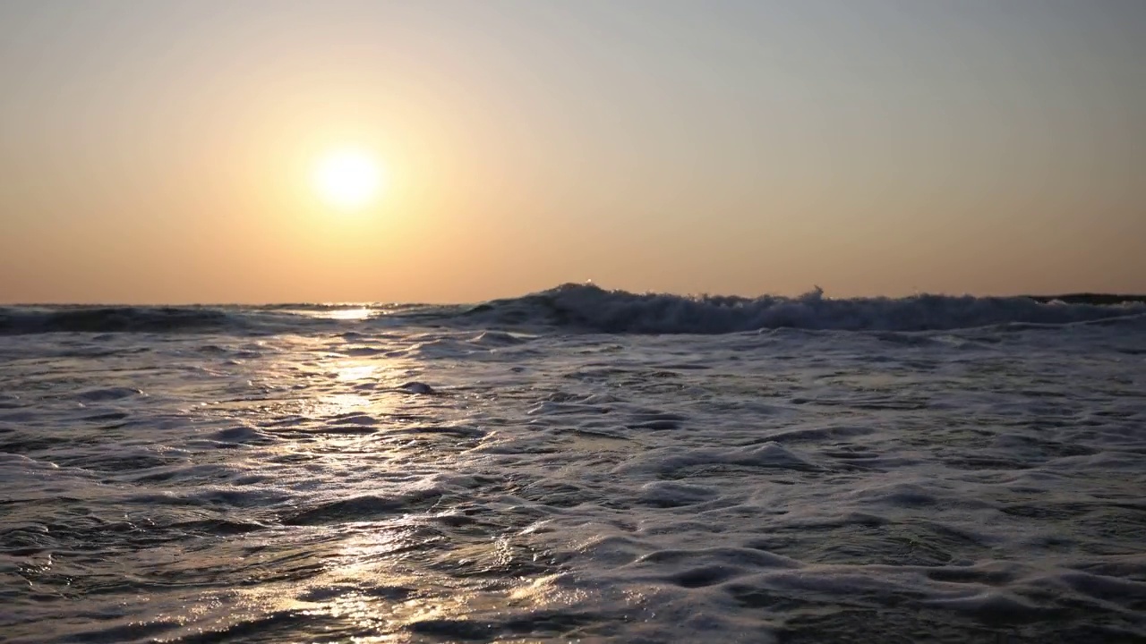 日落时的大海浪，壁纸视频素材