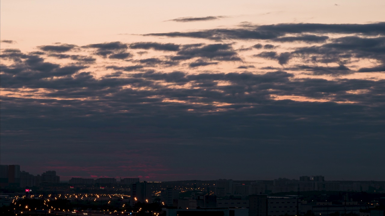 时间流逝。日落时分，紫色天空背景上的大城市生活全景。昼夜转换视频下载