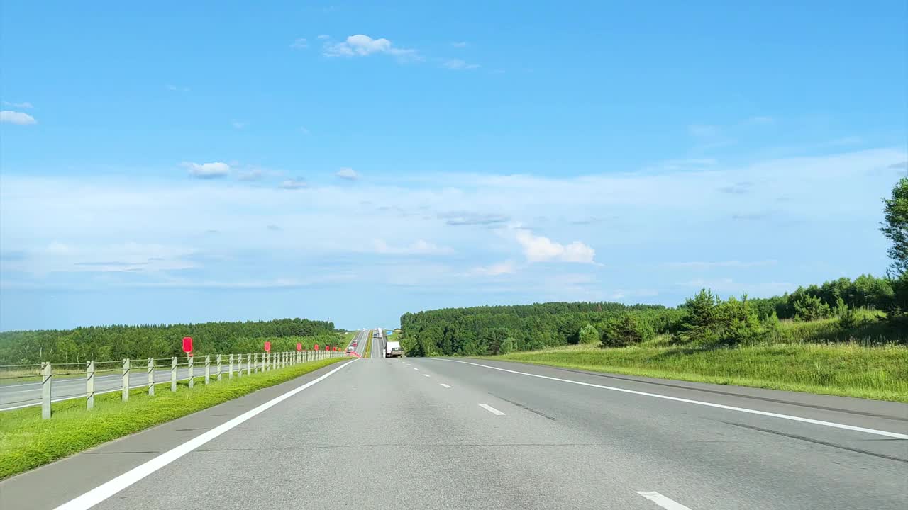 POV高速公路行驶在夏日晴朗的一天。开车度假。在车轮上度假视频下载