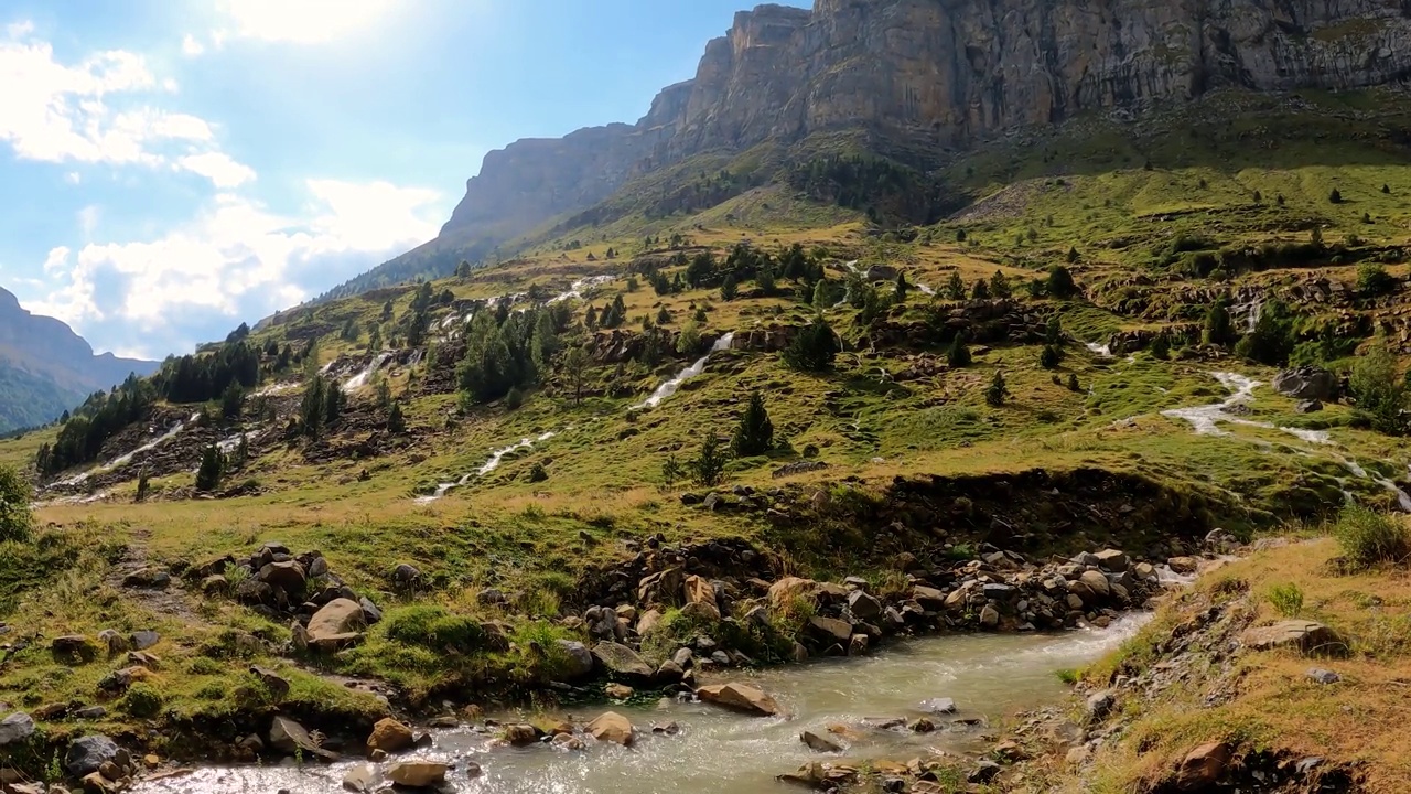 在西班牙比利牛斯山的Ordesa公园和Monte Perdido，雨水形成的瀑布风景。视频素材