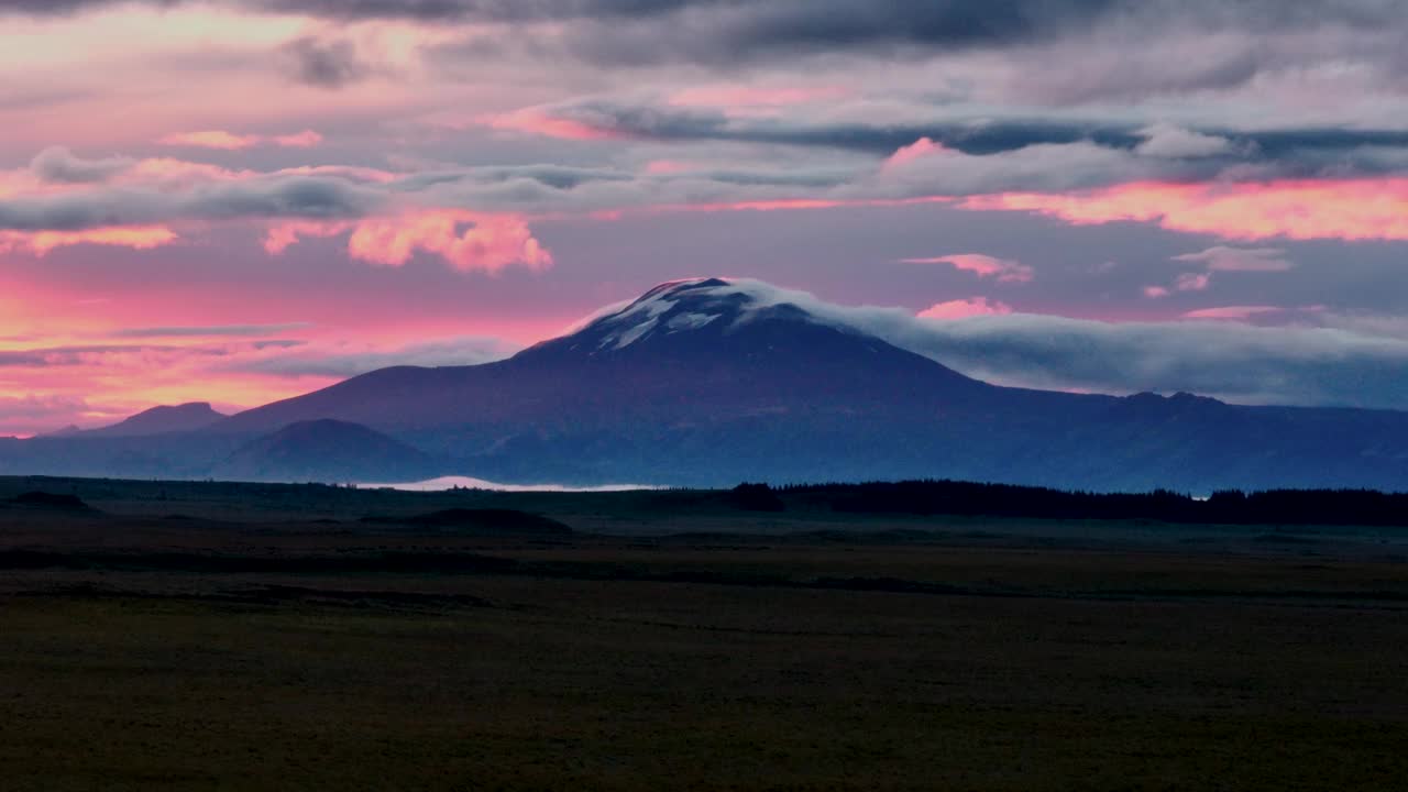 冰岛Hekla火山上美丽的日出——空中无人机视频素材