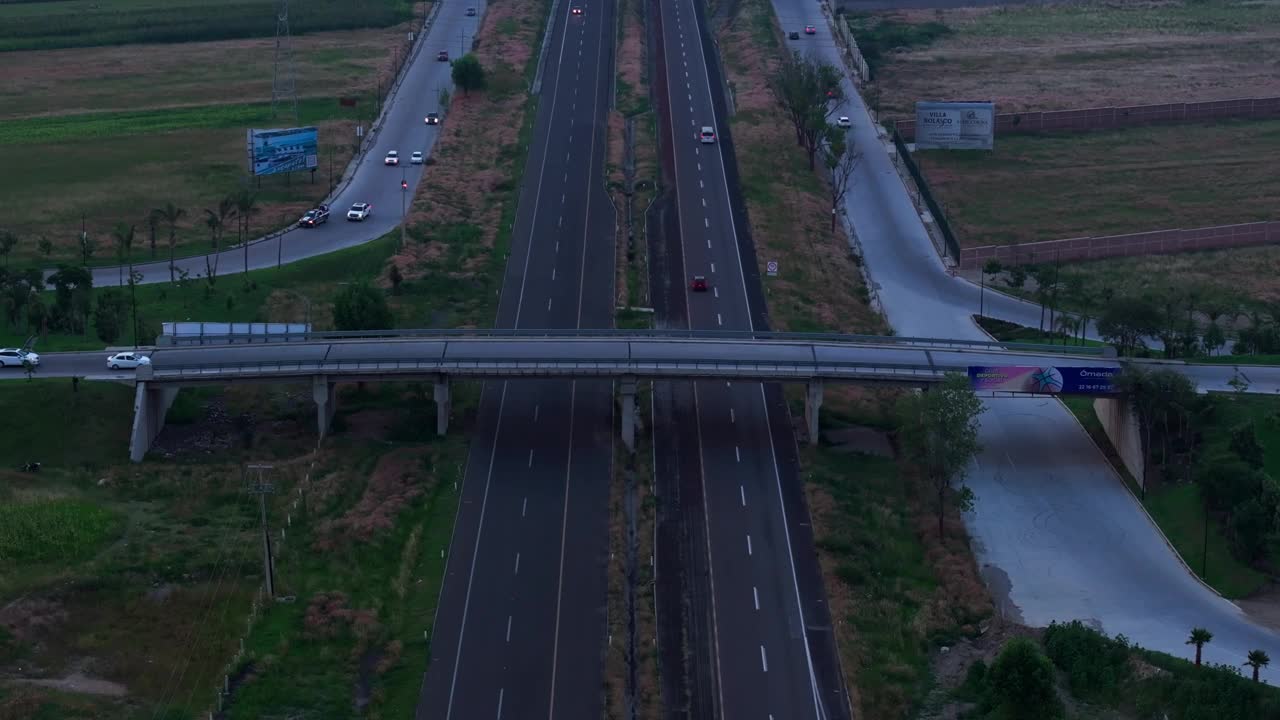 通往普埃布拉墨西哥城市天际线的高速公路的空中下降倾斜上升视频素材