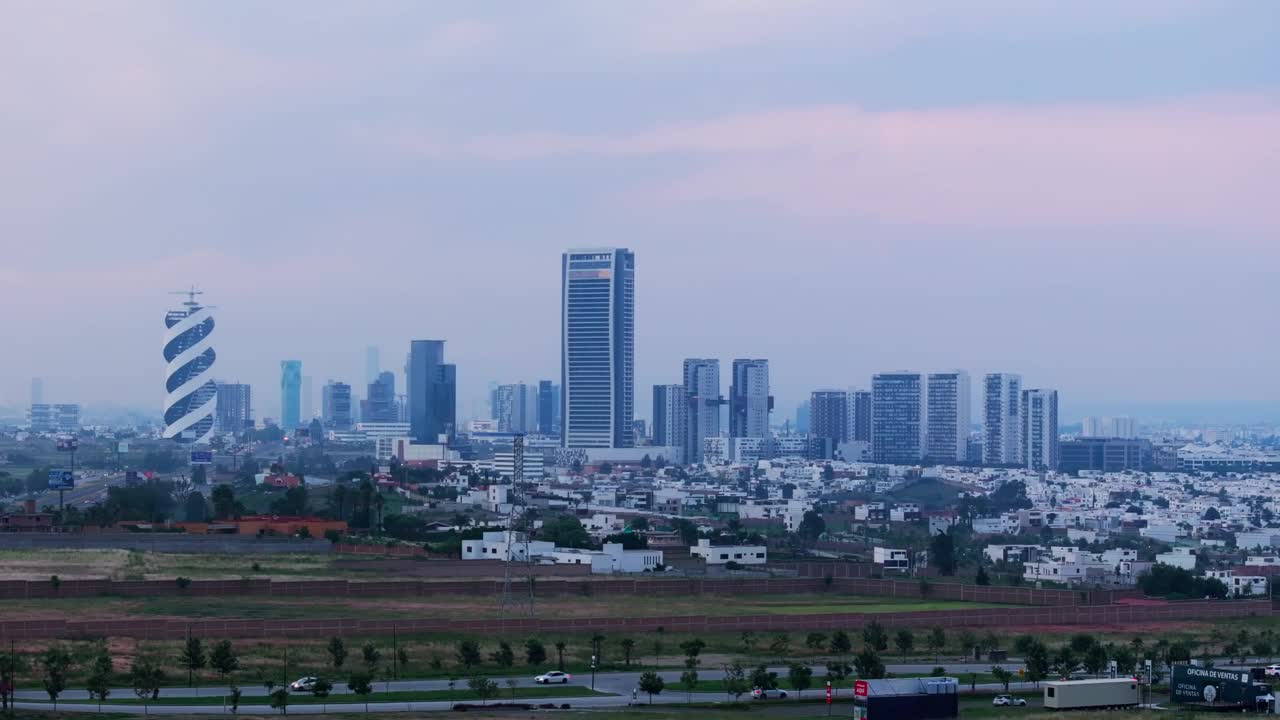 普埃布拉市天际线建筑在朦胧的粉红蓝小时，无人机基座卡车盘视频素材