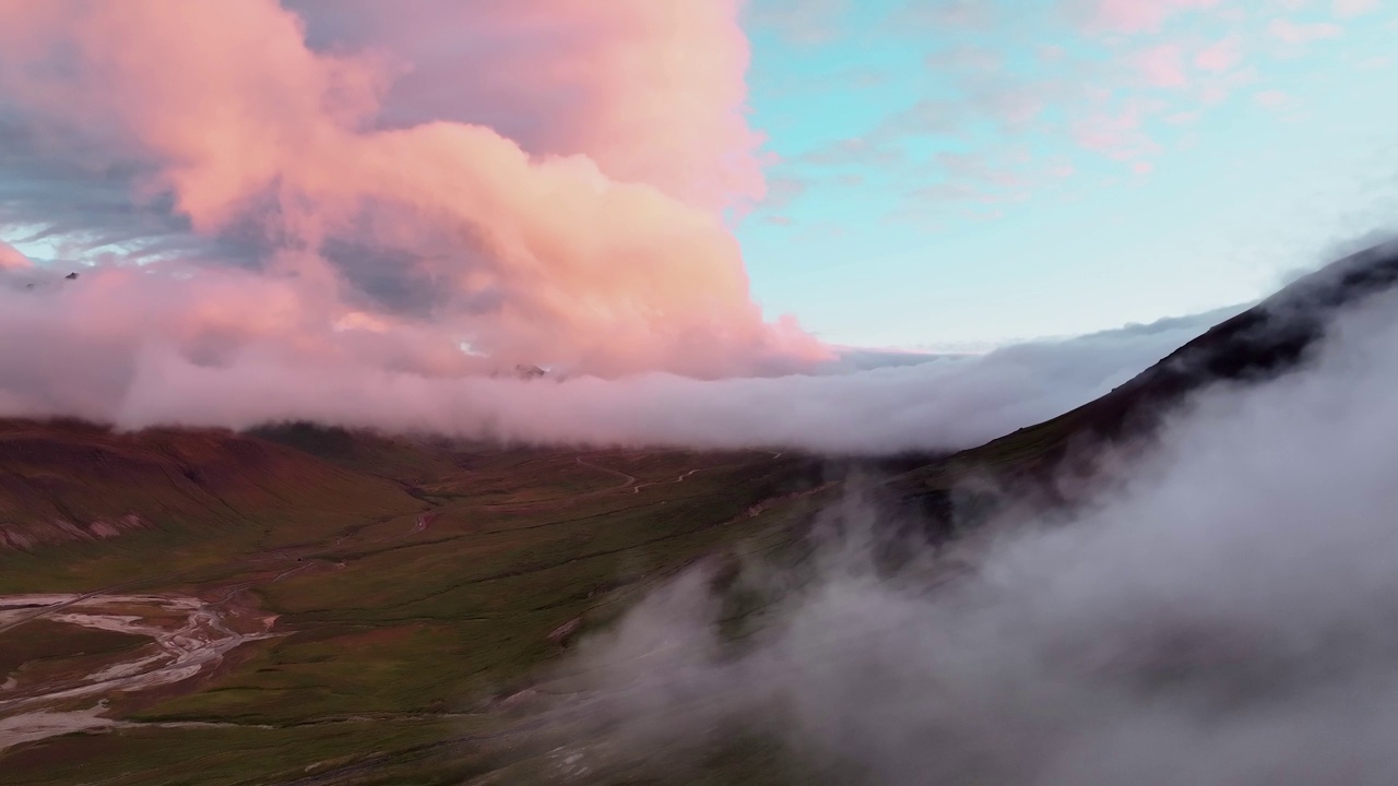 在冰岛东部的Borgafjordur Eystri，日落时翻云覆雨。——空中视频素材