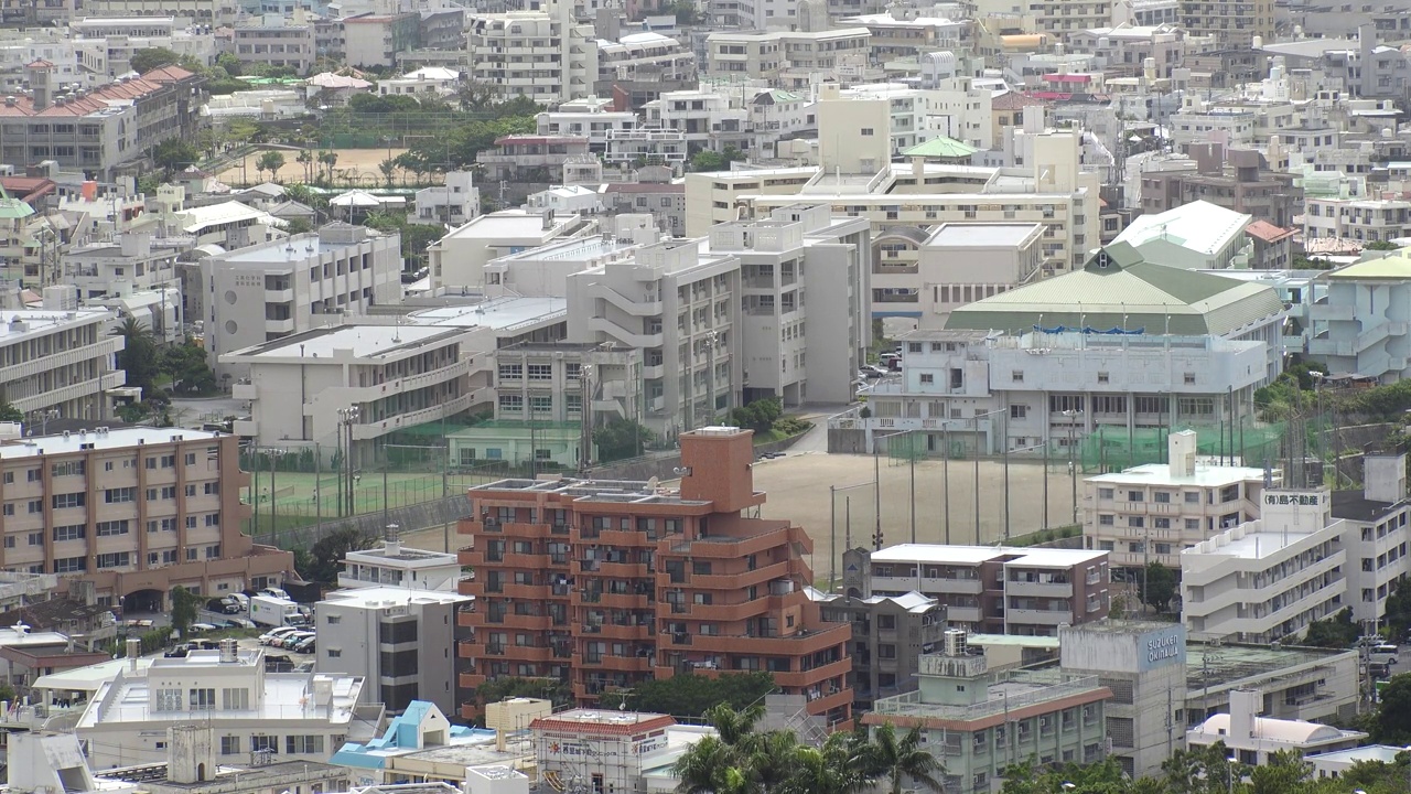 日本，冲绳，那霸:那霸市学校的鸟瞰图。视频素材