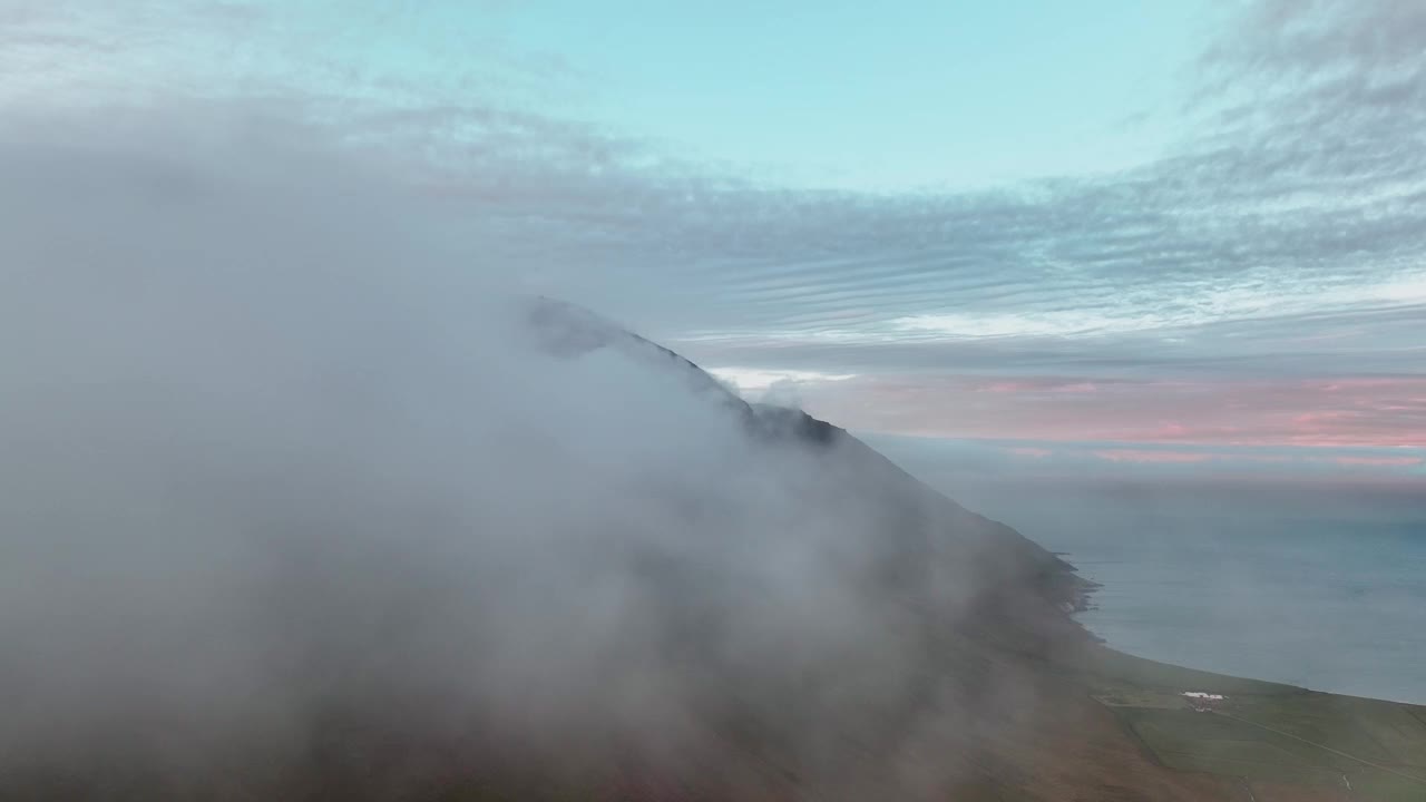 在冰岛的Borgarfjordur Eystri，云层覆盖的山脉-空中无人机拍摄视频素材