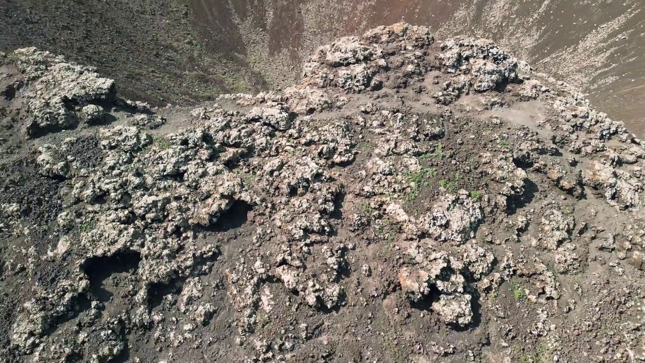 航空反向显示卡尔德隆洪多火山火山口和火山锥附近的科拉雷霍富埃特文图拉西班牙视频素材