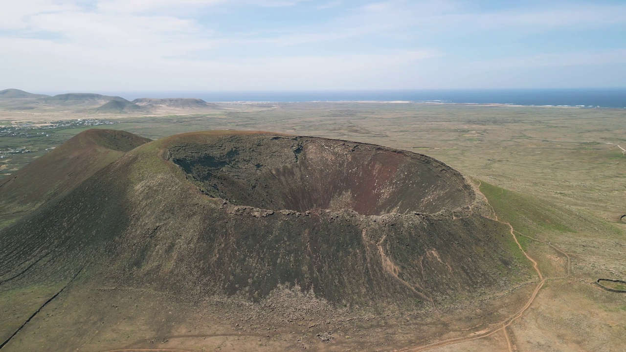 西班牙科拉雷霍富埃特文图拉附近的卡尔德隆洪多火山火山口和火山锥的航空轨道剪辑视频素材