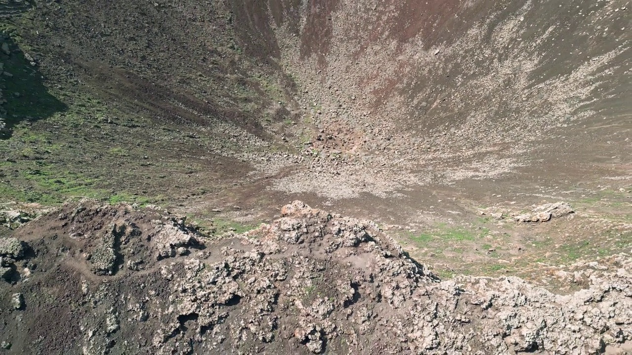 航空反向显示卡尔德隆洪多火山火山口和火山锥附近的科拉雷霍富埃特文图拉西班牙视频素材