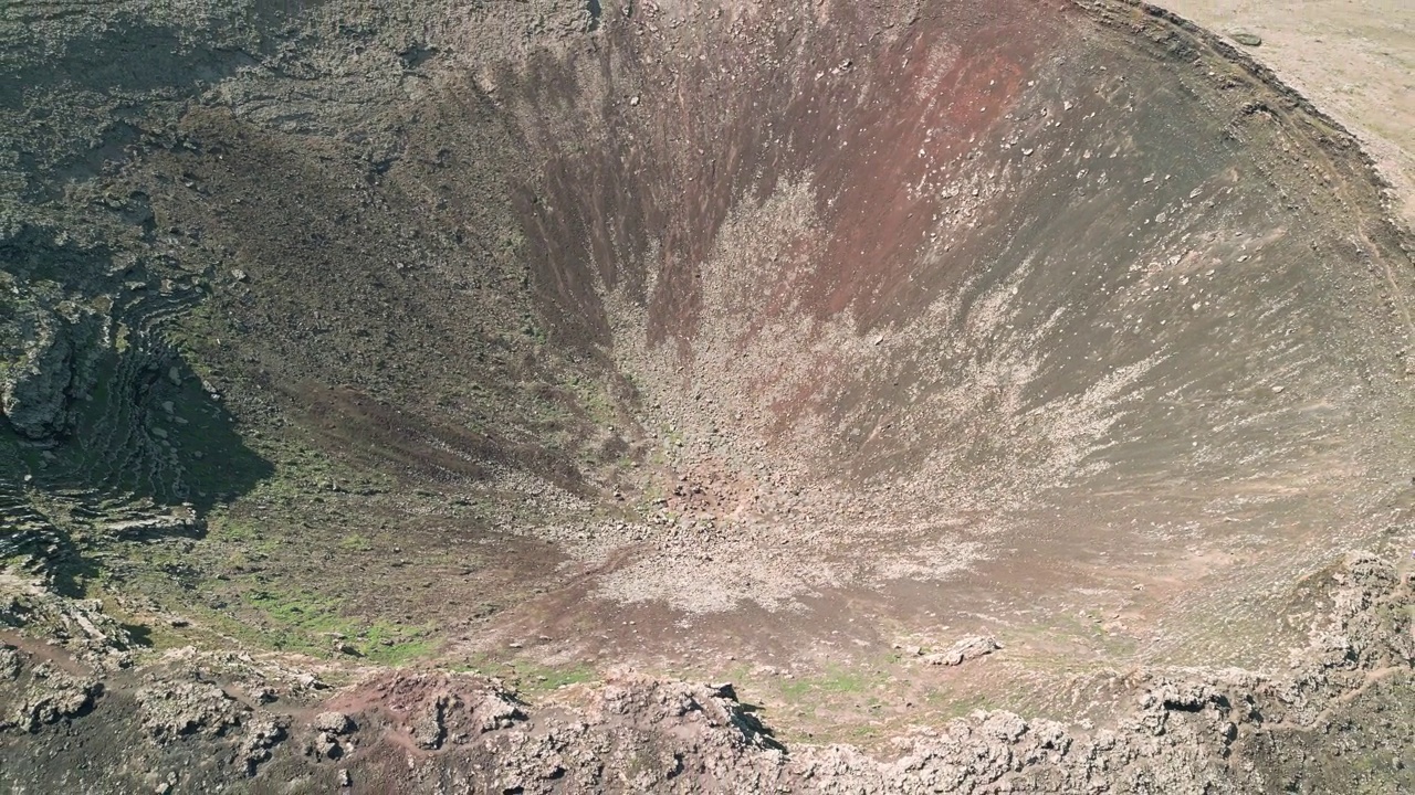 航空反向显示卡尔德隆洪多火山火山口和火山锥附近的科拉雷霍富埃特文图拉西班牙视频素材