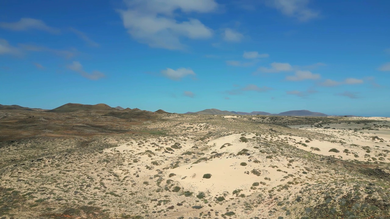 西班牙Corralejo Fuerteventura附近的蒙大拿罗哈火山的航拍剪辑视频素材