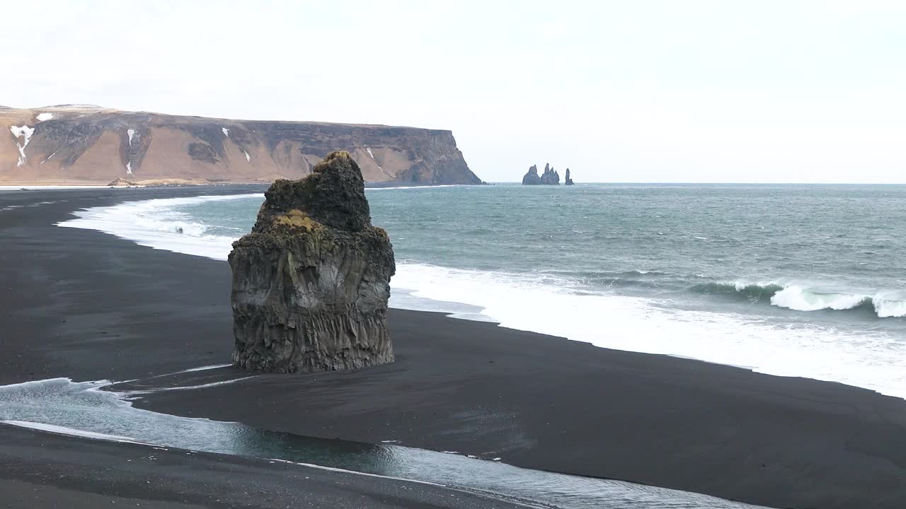 大西洋上的大悬崖。冰岛。大西洋的海浪。狂野的大西洋海岸。黑色火山海岸悬崖。石礁和海水视频素材