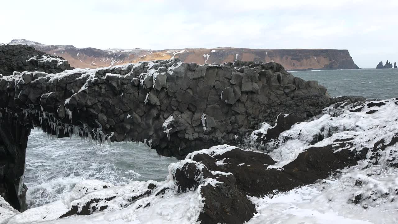 大西洋上的大悬崖。冰岛。大西洋的海浪。狂野的大西洋海岸。黑色火山海岸悬崖。石礁和海水视频素材