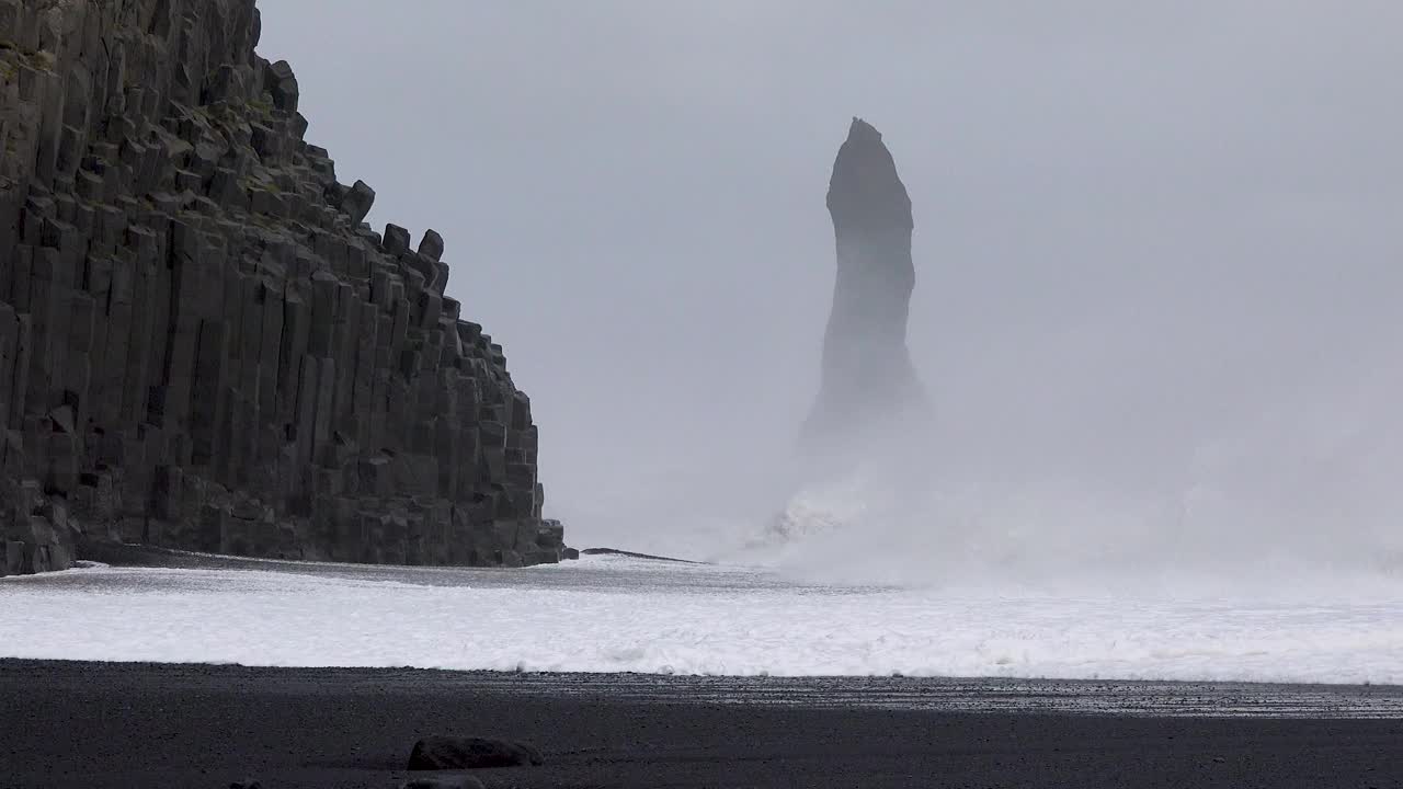 大西洋上的大悬崖。冰岛。大西洋的海浪。狂野的大西洋海岸。黑色火山海岸悬崖。石礁和海水视频素材