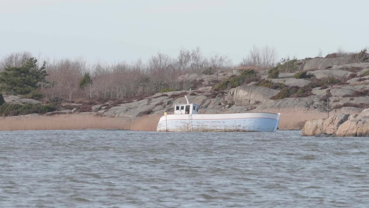 瑞典西部岩石海岸的旧船或沉船，广角镜头视频素材