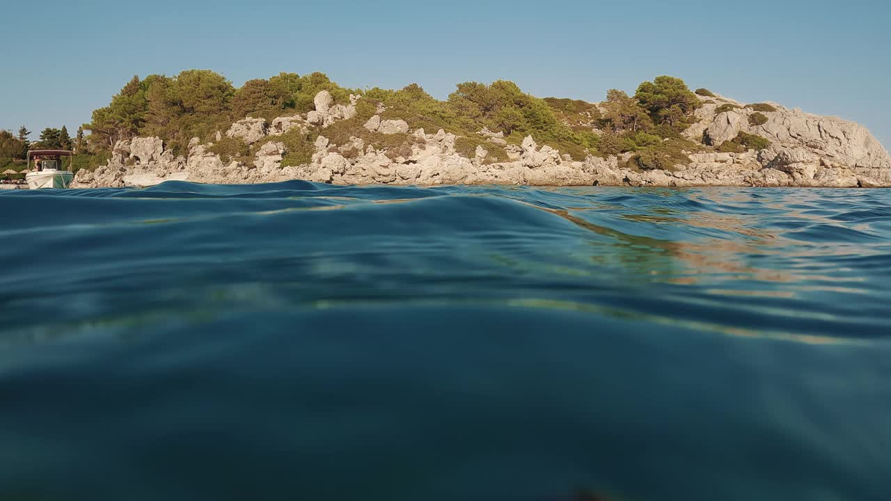 海景，水面与海岸岩石，低角度拍摄视频素材