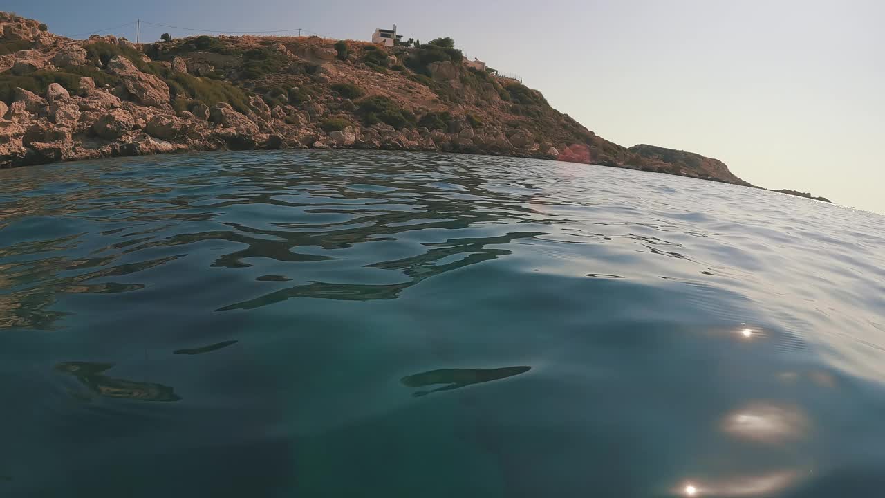 镜头向前移动到水面上的岩石海岸视频素材