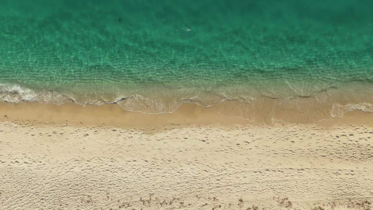 空旷的沙滩和海浪的海洋鸟瞰图视频素材