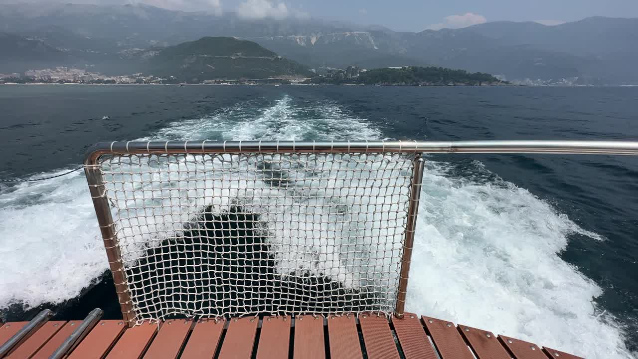 从船的轨迹，海浪在海洋的背景山视频素材