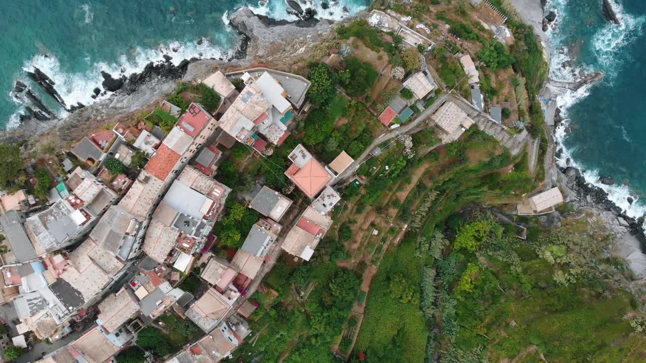 鸟瞰意大利五渔村海岸的Corniglia村海岸线视频素材