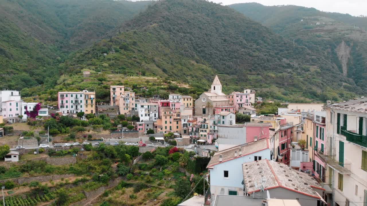 鸟瞰图中的Corniglia村，意大利五渔村海岸视频素材