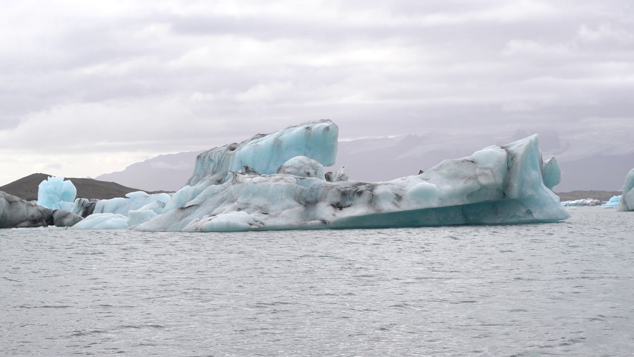 冰川位于冰岛的Jokulsarlon冰川泻湖上视频素材