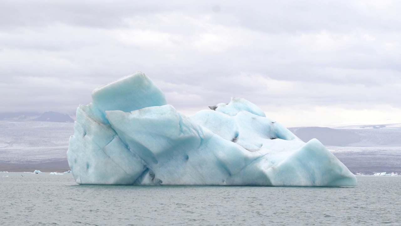 冰川位于冰岛的Jokulsarlon冰川泻湖上视频素材