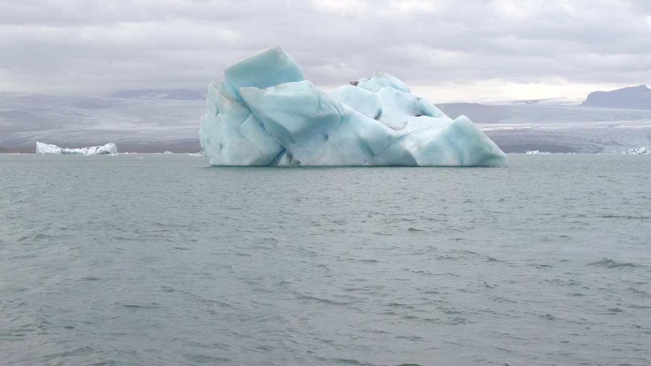 冰川位于冰岛的Jokulsarlon冰川泻湖上视频素材