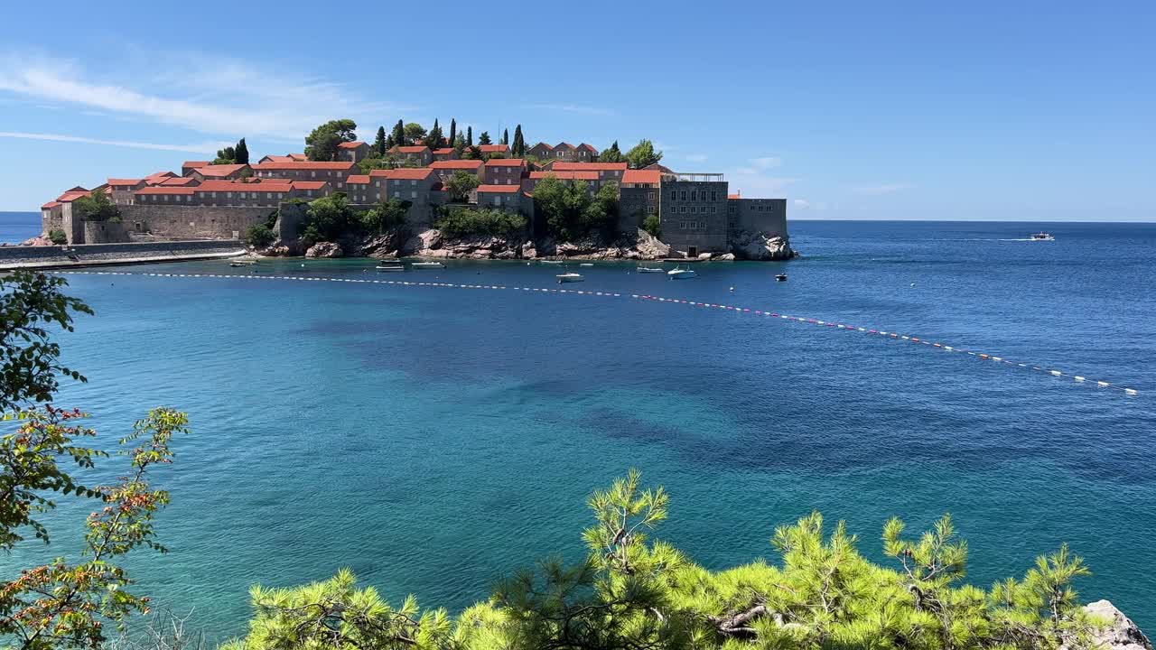 黑山亚得里亚海风景秀丽的斯维蒂斯特凡度假胜地，布德瓦里维埃拉。视频素材