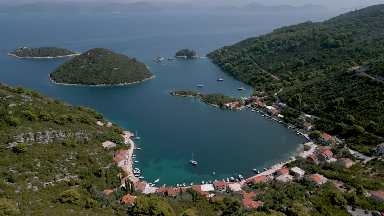 接近航拍的船只在Prozurska湾，岛Mljet，克罗地亚视频下载