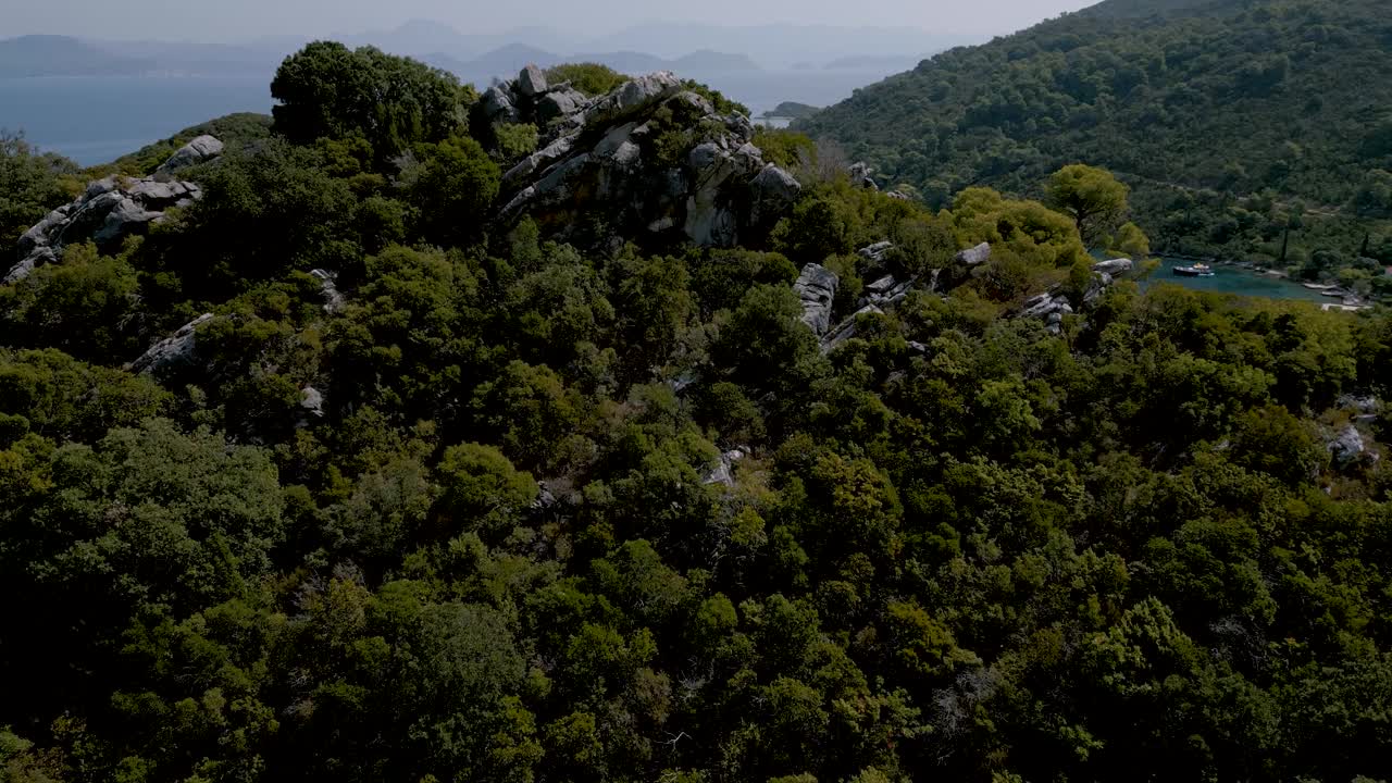 揭示了克罗地亚姆列特岛Prozurska湾的航拍照片视频下载