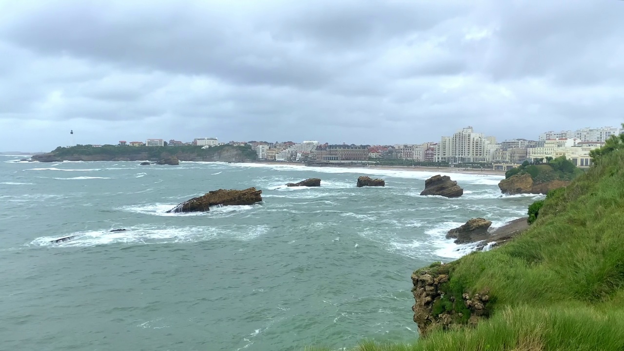 恶劣天气下的比亚里茨及其海湾美景视频素材