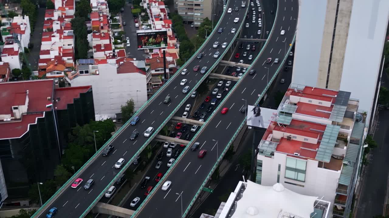 墨西哥城高架公路上的交通堵塞视频素材