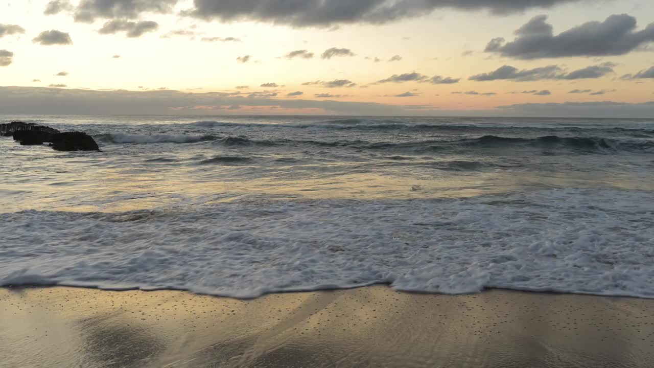 海浪在日落时间流逝视频素材