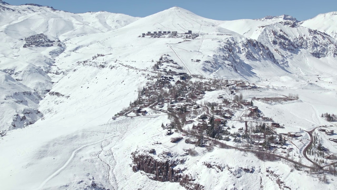 全景鸟瞰图环绕法罗内斯雪山冬季景观和安第斯山脉上的风景村庄视频素材