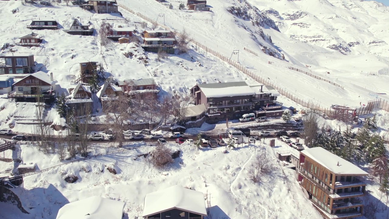 鸟瞰在智利圣地亚哥的雪景滑雪胜地附近的Farellones村视频素材