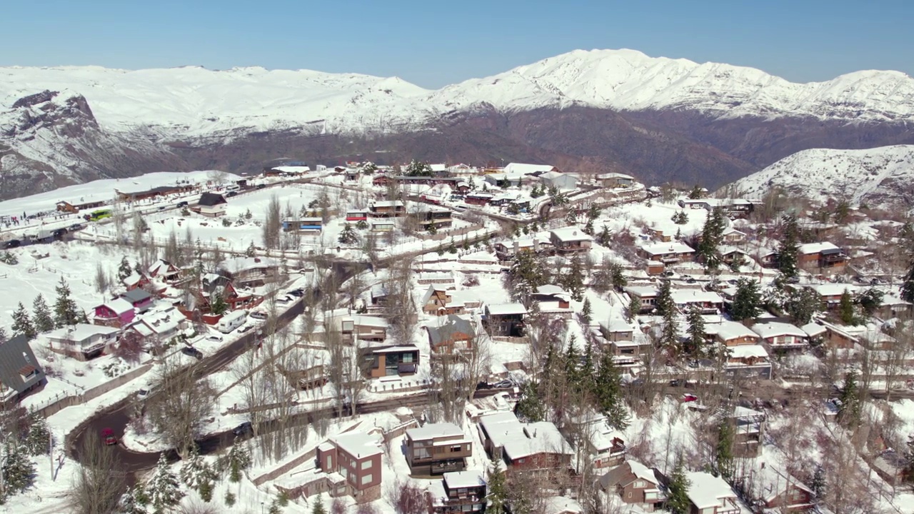 鸟瞰图环绕雪覆盖的Farellones村庄附近圣地亚哥，智利冬季山区景观视频素材