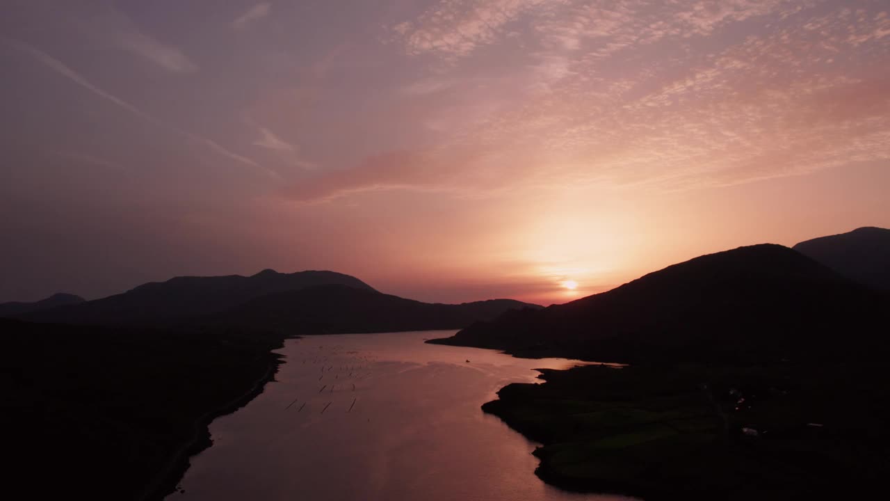 日落时风景优美的峡湾视频素材