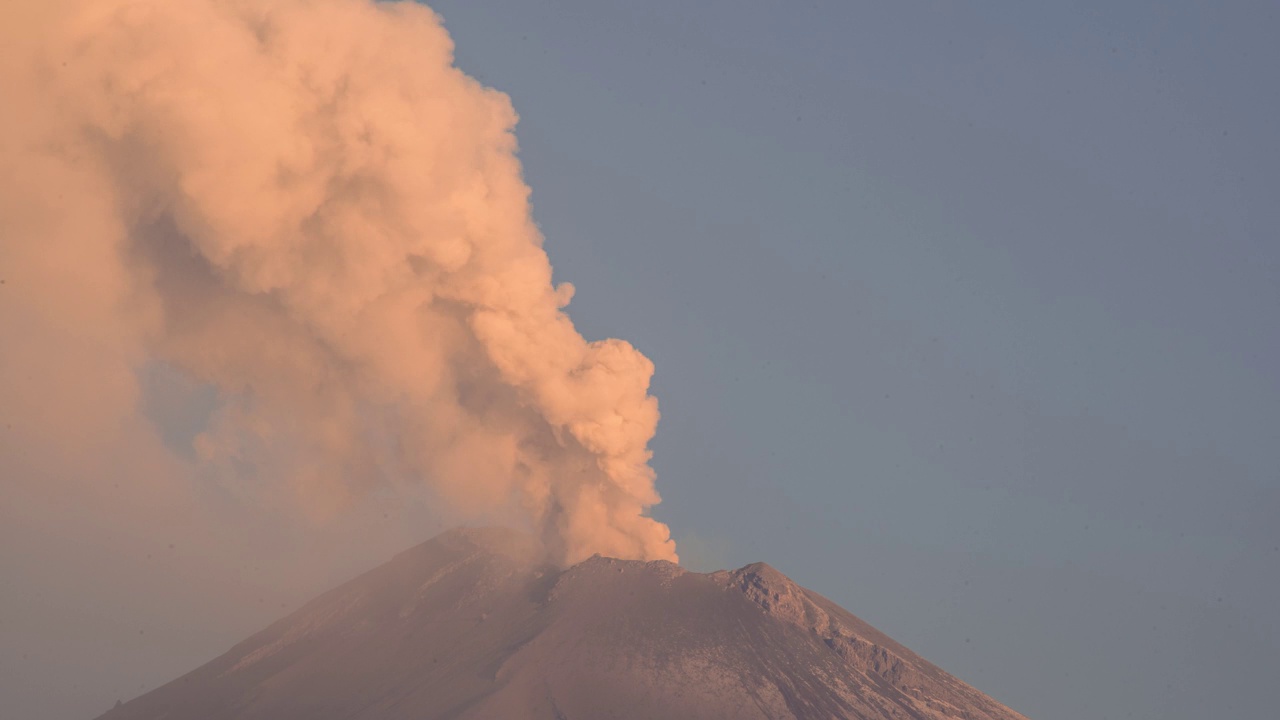 波波卡特佩特尔火山喷发烟雾的时间变化视频素材