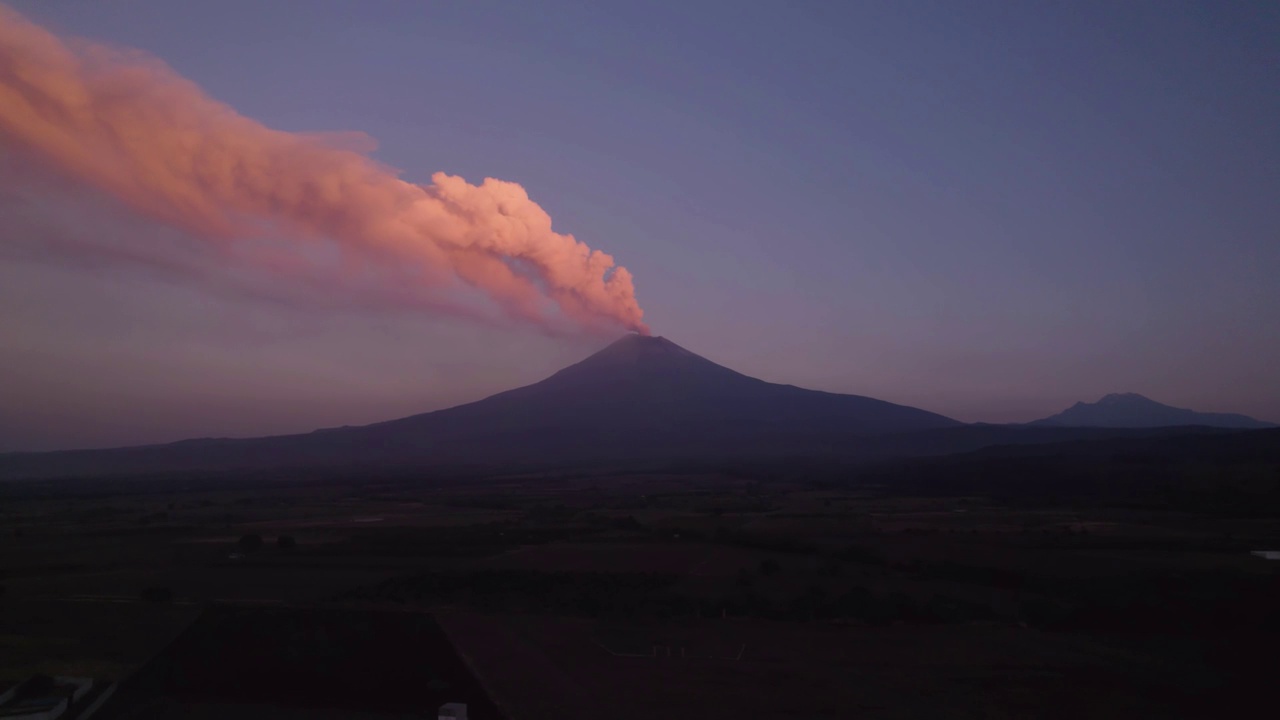 墨西哥波卡卡特佩特火山在早上的头几个小时里冒出烟雾的视频视频素材